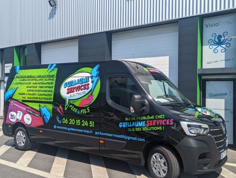 Atelier de pose de covering à Lille avec véhicule en cours de traitement